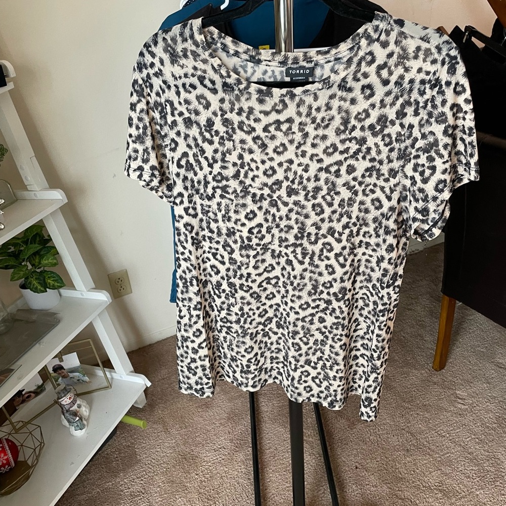 TORRID SIZE 2 SHEER CHEETAH PRINT TOP